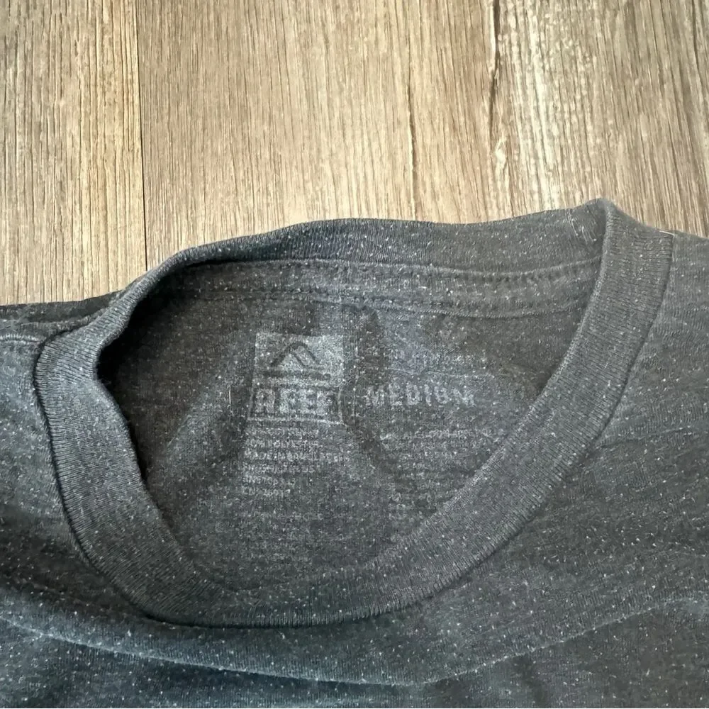 Reef Short Sleeve T-Shirt Medium EUC - Picture 4 of 5